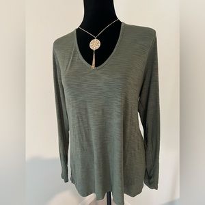 Women’s Old Navy size large, long sleeve, V-neck top. NWT!